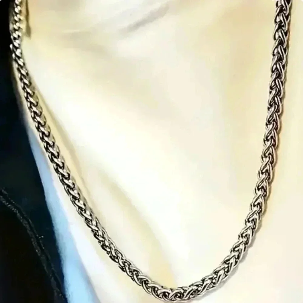 > One unisex stainless steel necklace Elegant